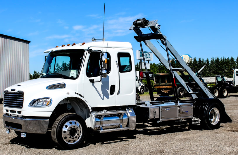 FREIGHTLINER M2 SINGLE AXLE ON TRUX ROLL OFF (1)