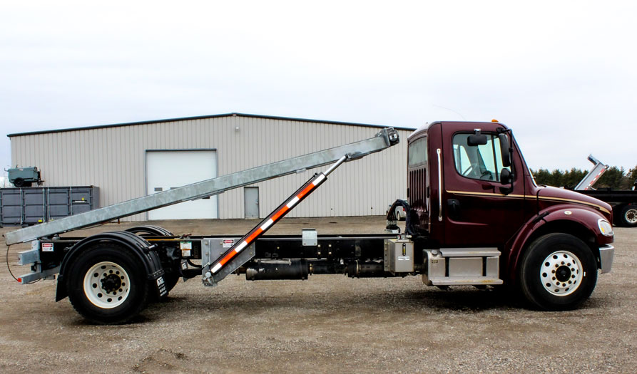 SINGLE AXLE ROLL OFF FREIGHTLINER ON TRUX (4)