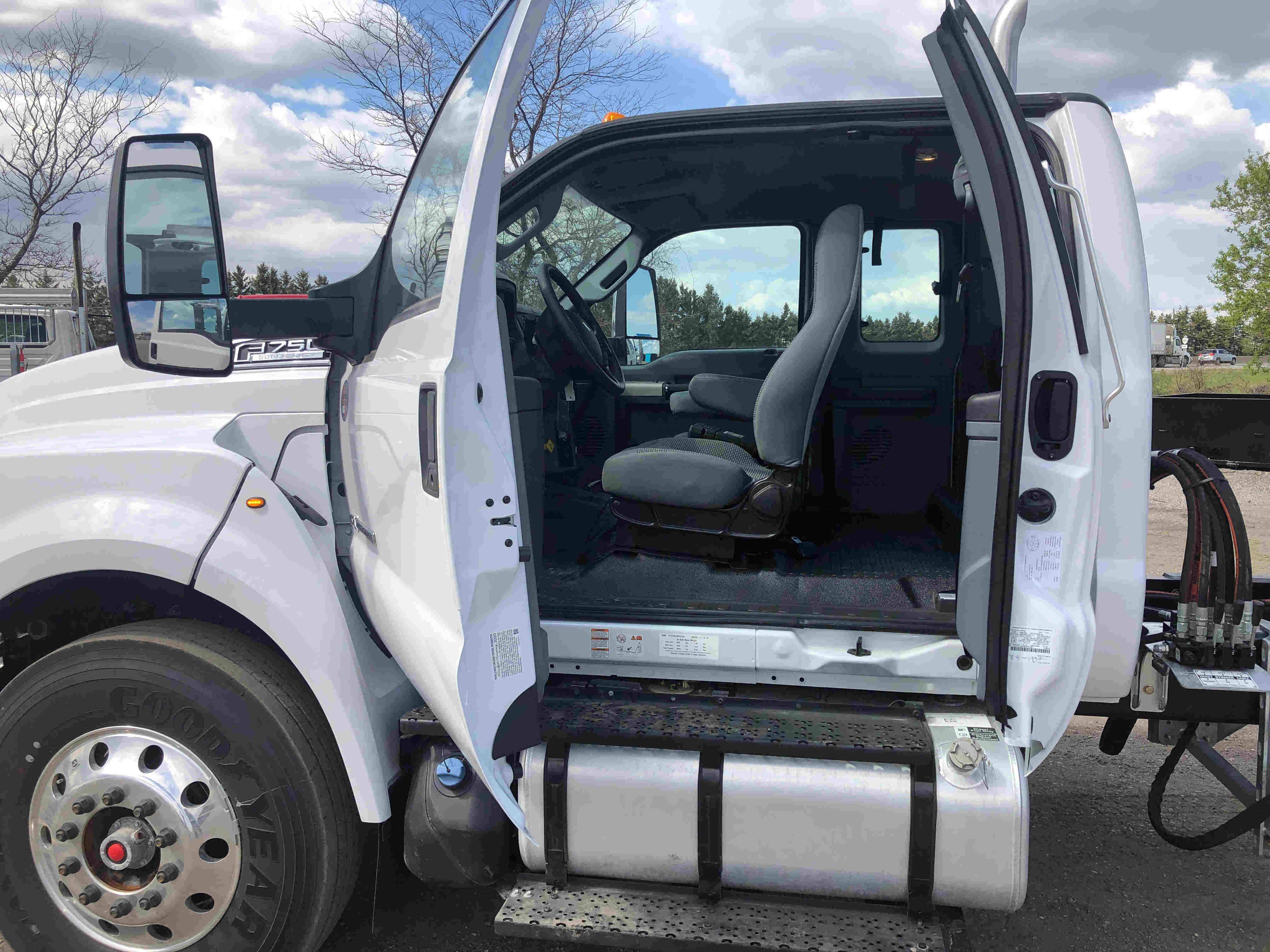 2021 Ford F750 12 On Trux System White (9)